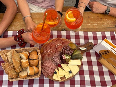 Speck e formaggi su tagliere