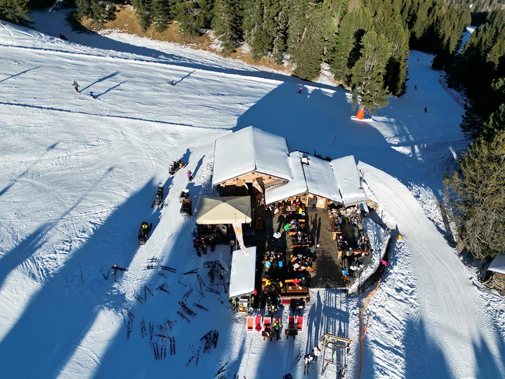 Baita alpina Utia Sole nelle Dolomiti d'inverno